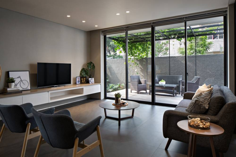 Phòng khách thoáng sáng với khu vực thư giãn riêng.