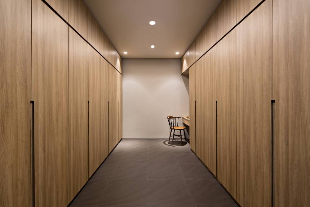 Thiết kế thông minh giúp ngôi nhà 2 tầng tránh được cái nóng, đem đến cảm giác mát mẻ. Nguồn ảnh: Mario Wibowo.