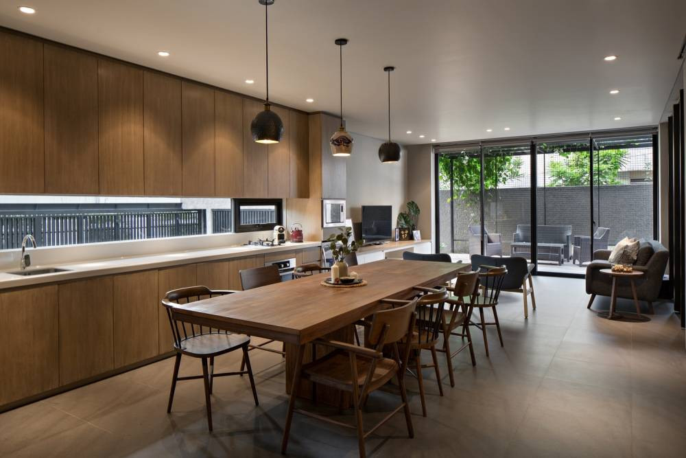 Nhà bếp nối liền phòng khách tại không gian tầng 1.