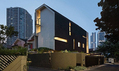 Tọa lạc tại trung tâm thành phố Jakarta (Indonesia), ngôi nhà gặp bất lợi với khí hậu quanh năm nắng nóng.