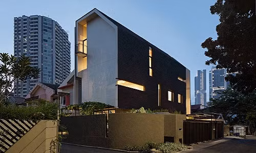 Tọa lạc tại trung tâm thành phố Jakarta (Indonesia), ngôi nhà gặp bất lợi với khí hậu quanh năm nắng nóng.