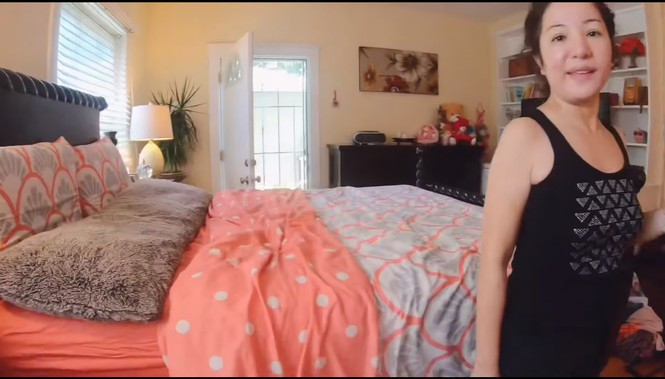 Phòng ngủ của hai mẹ con rộng với chiếc giường lớn được bày trí giữa căn phòng. Ảnh: Youtube.