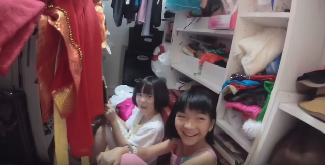 Cạnh phòng ngủ còn có một căn phòng riêng chỉ để chứa trang phục biểu diễn của Thúy Nga. Ảnh: Youtube.