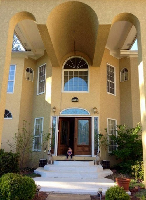 Tổ ấm của nữ danh hài không chỉ rộng lớn, có nhiều không gian xanh, mà còn được thiết kế cầu kỳ với 112 ô cửa sổ. Ảnh: Tiền phong.