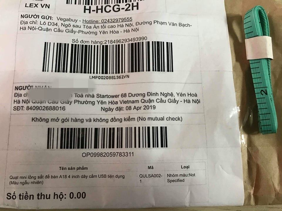 Mua quat mini long sat tren Lazada, khach nhan ve... thuoc day do vai