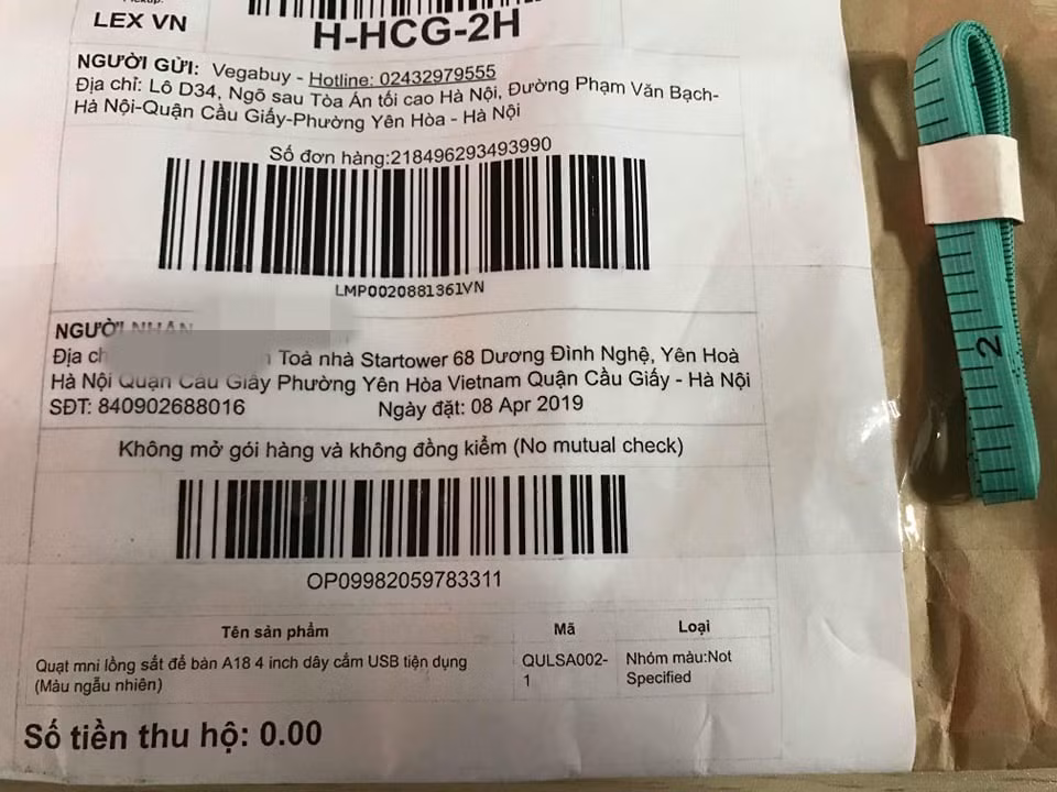 Mua quat mini long sat tren Lazada, khach nhan ve... thuoc day do vai