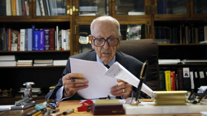 Tỷ phú Mỹ George Joseph sáng lập hãng bảo hiểm Mercury General năm 1962 với 2 triệu USD vốn huy động được. Hiện tại, công ty có doanh thu hàng năm gần 2 tỷ USD. Ảnh: CNBC.