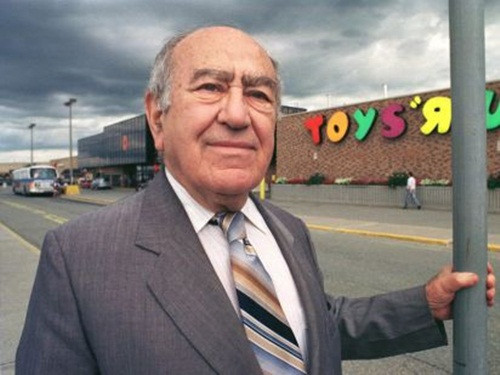 Ông đầu tư bất động sản vào giữa thập niên 50. Năm 1958, ông thành lập Iberville Developments - công ty sở hữu và quản lý gần 473.000 m2 mặt bằng tại 100 trung tâm thương mại, tòa nhà văn phòng, bất động sản công nghiệp và nhà ở. Ảnh: Financial Post.