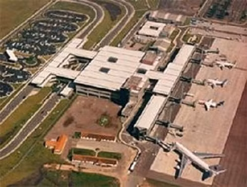 Sân bay quốc tế Afonso Pena có một trong những nhà ga hàng không hiện đại nhất Brasil. Năm 2007, sân bay phục vụ 3,9 triệu lượt khách với 62.563 lượt chuyến.