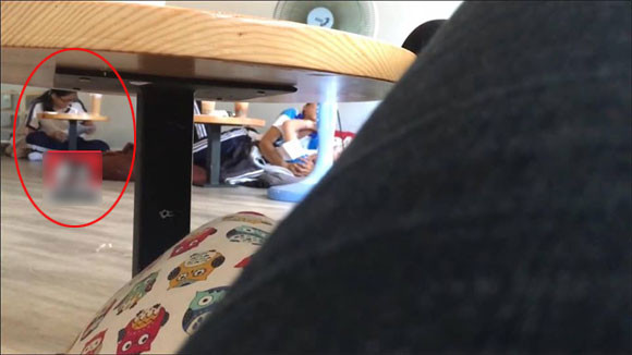 Khoac tren nguoi dong phuc hoc sinh, cap doi dien 'canh nong' o quan tra sua-Hinh-2