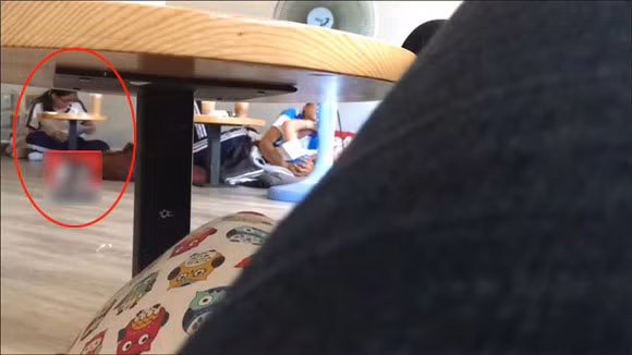 Khoac tren nguoi dong phuc hoc sinh, cap doi dien 'canh nong' o quan tra sua-Hinh-2