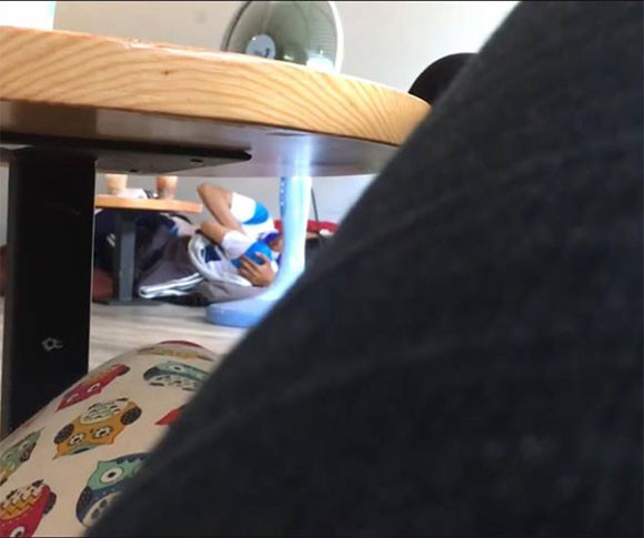 Khoac tren nguoi dong phuc hoc sinh, cap doi dien 'canh nong' o quan tra sua