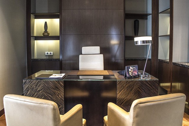 Phòng làm việc với hệ thống thiết bị điện tử hiện đại. Ảnh: JW Marriott.