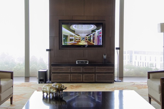 Phòng trang bị 3 tivi lớn cùng hệ thống âm thanh hiện đại. Ảnh: JW Marriott.