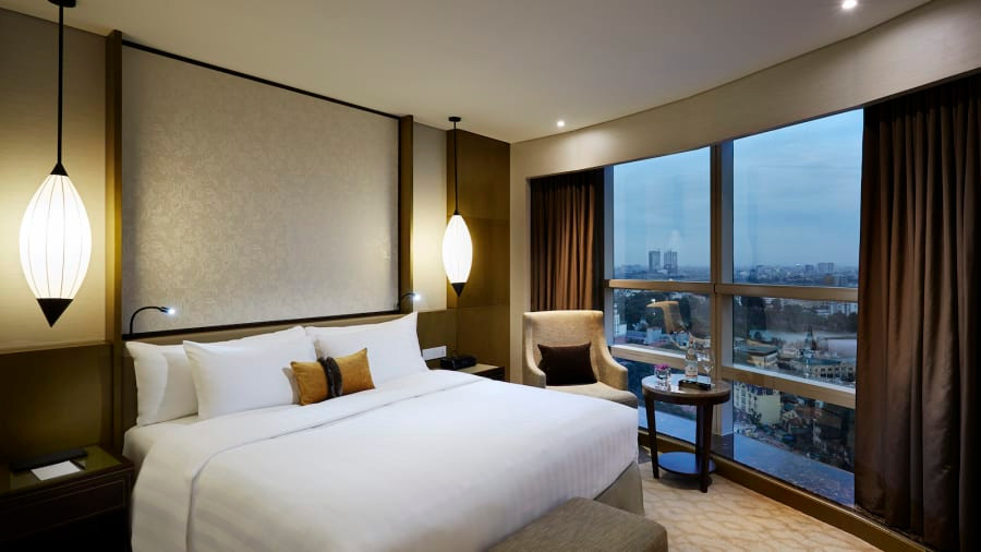 Presidential Suite tại khách sạn Melia Hà nội cũng từng là nơi đón tiếp: Hoàng hậu Sofia Tây Ban Nha, Công chúa Anh Anne, Công chúa Thái Lan Chulabhorn, Công chúa Campuchia Vacheahra...Ảnh: CNN.
