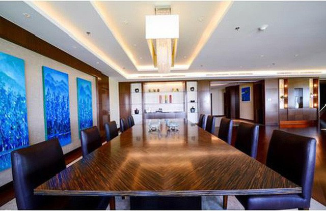 Bên trong phòng gồm 8 phòng riêng biệt. Bàn ăn lớn được đặt ngay tại phòng khách. Ảnh: JW Marriott.