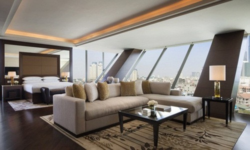 Phòng Tổng thống trong khách sạn JW Marriott rộng tới 320 m2, thiết kế với nhiều cửa kính lớn, luôn tràn ngập ánh sáng tự nhiên. Ảnh: JW Marriott.