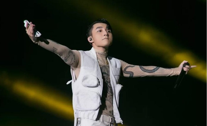 Đạo diễn Việt Tú nói: "Theo nguồn tin mới nhất, ông em Sơn Tùng (ca sĩ Sơn Tùng M-TP) sẽ sớm đi vào kỷ lục khi là nghệ sĩ đầu tiên tại Việt Nam lĩnh lương sự kiện chín số 0".