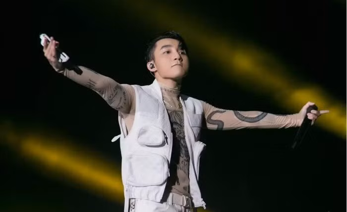 Đạo diễn Việt Tú nói: "Theo nguồn tin mới nhất, ông em Sơn Tùng (ca sĩ Sơn Tùng M-TP) sẽ sớm đi vào kỷ lục khi là nghệ sĩ đầu tiên tại Việt Nam lĩnh lương sự kiện chín số 0".