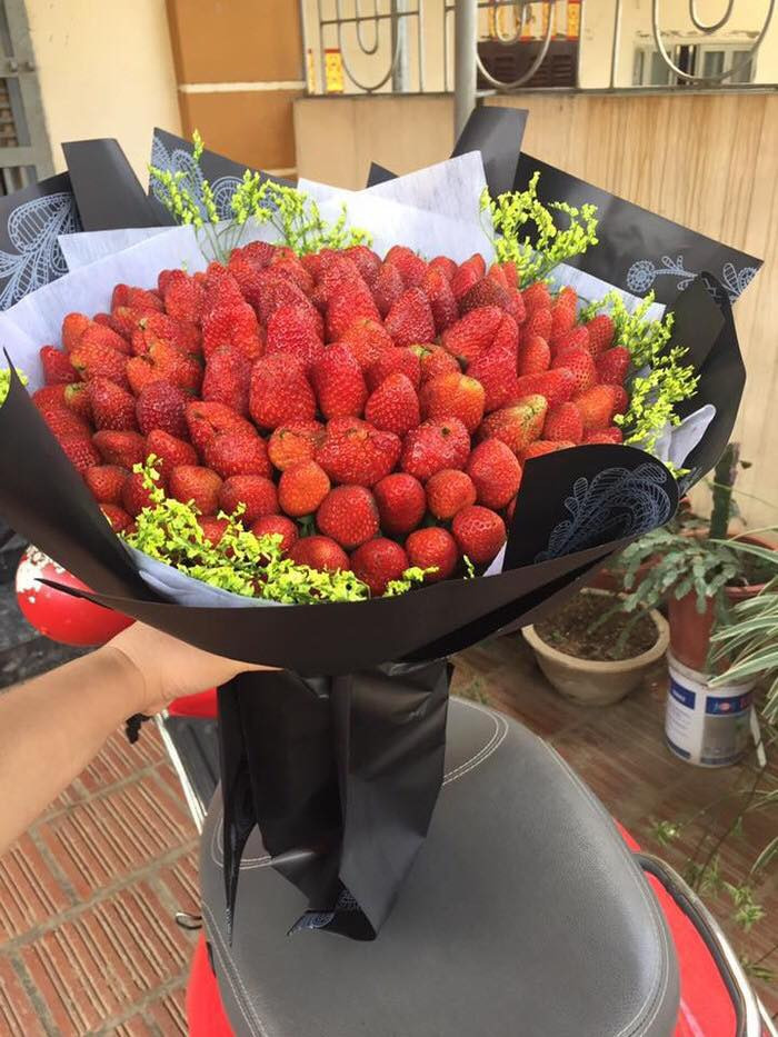 Hoa dâu tây nhập từ Đà Lạt hay Mộc Châu sẽ rẻ hơn nhiều so với dâu tây nhập khẩu từ Hàn Quốc và Nhật Bản. Ảnh: Hoadautay.