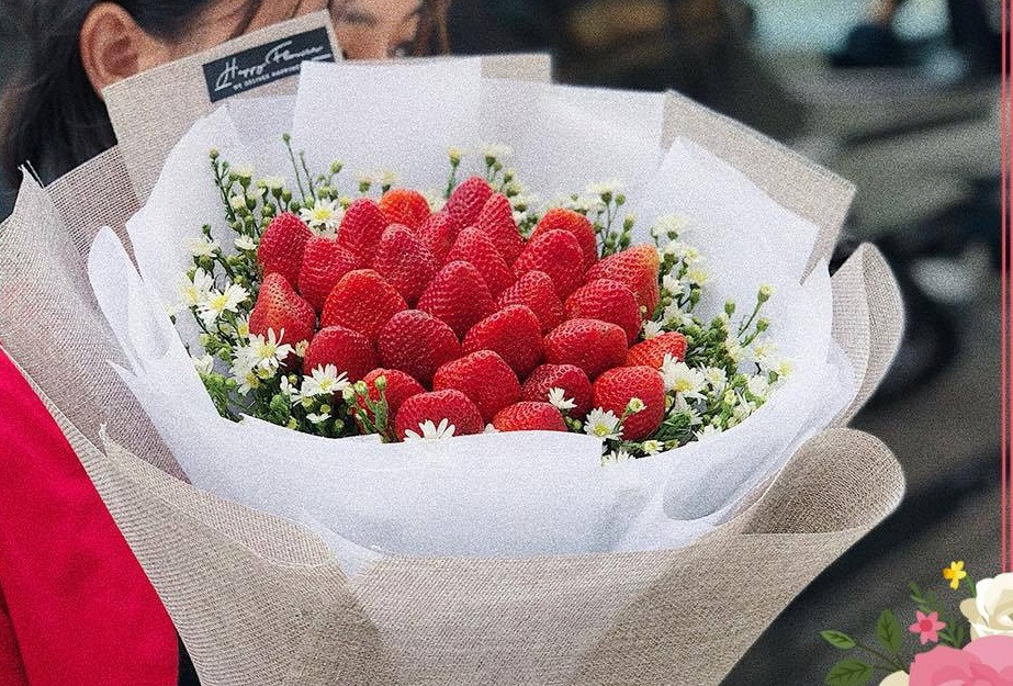 Những bó hoa dâu tây có giá từ 250.000 đồng đến vài triệu đồng, tùy vào số lượng dâu và hoa. Ảnh: NowFlower.