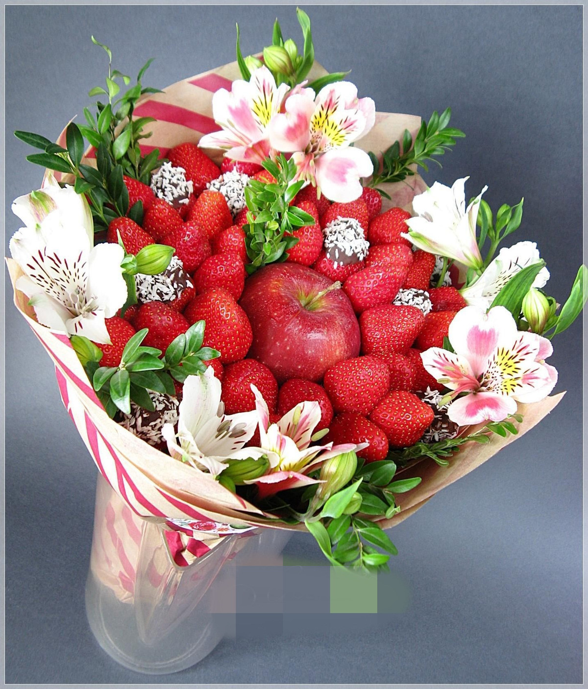 Hoa trái cây bao gồm dâu tây, táo đỏ đẹp mắt. Ảnh: Phobanh.