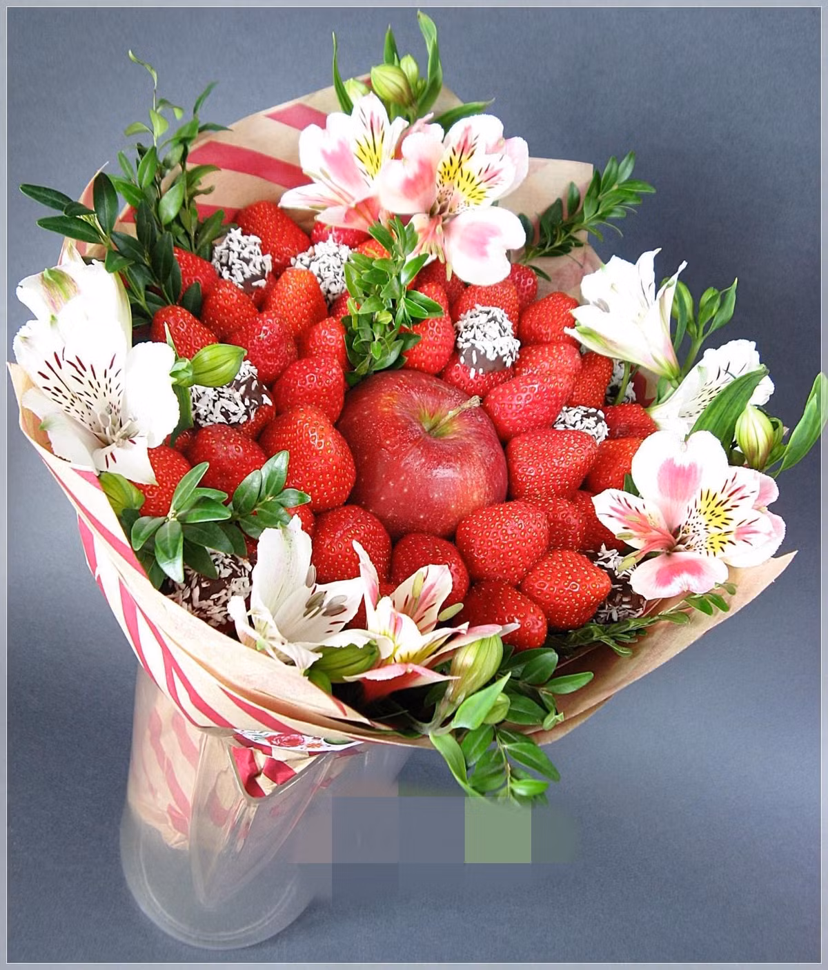 Hoa trái cây bao gồm dâu tây, táo đỏ đẹp mắt. Ảnh: Phobanh.