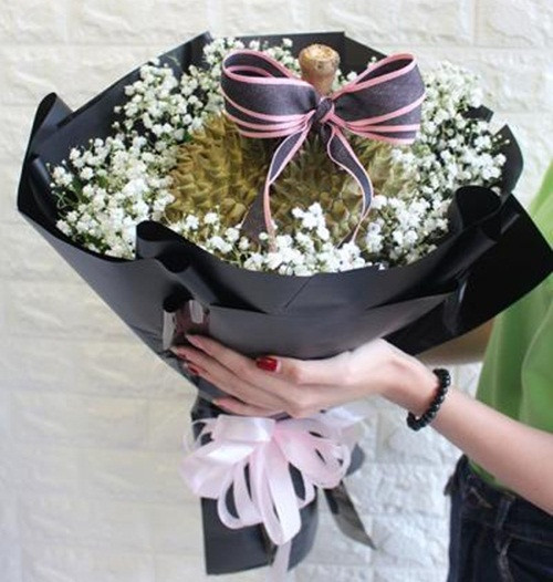 Bó hoa sầu riêng hương vị đặc biệt được một chủ cửa hàng rao bán với giá 800.000 đồng. Ảnh: Hoatuoi360.