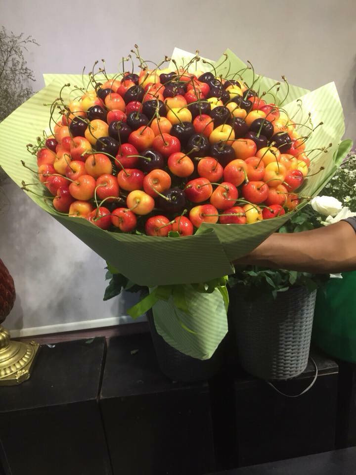 Những bó hoa cherry to (khoảng 100 quả) thường có giá cả triệu đồng. Ảnh: FB Hoa Phương Nguyễn.