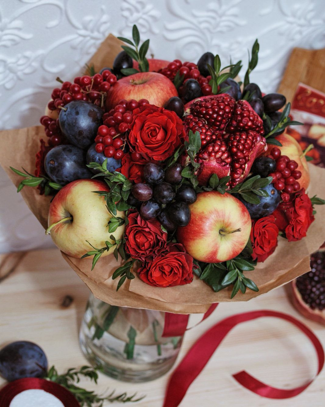 Lựu, táo, nho, mận kết hợp cùng chút lá xanh cũng được khách hàng ưa chuộng. Ảnh: Phobanh.