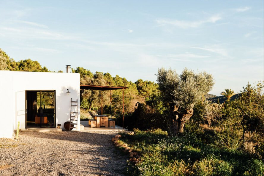 Nhà rộng 80m2 sở hữu tầm nhìn thoáng rộng ra cánh đồng.