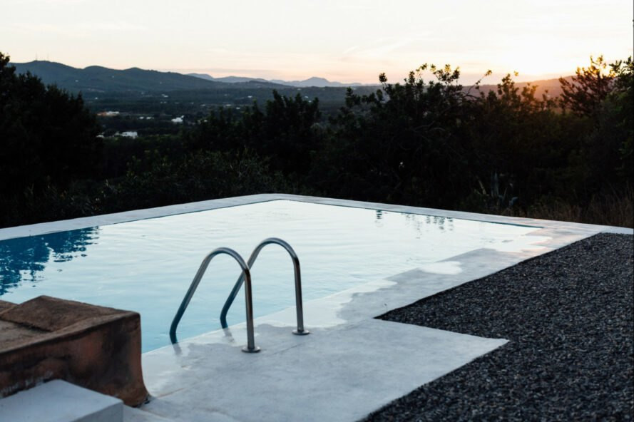 Bể bơi trên sân thượng. Nguồn ảnh: Inhabitat.