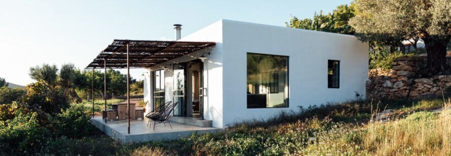 Cửa sổ, khung cửa thép và nội thất được thay hoàn toàn mới.