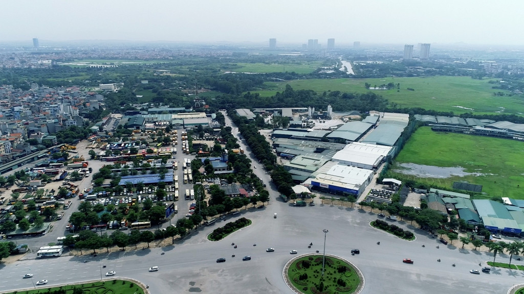 Theo phản ánh của Phapluatxahoi, hồi tháng 8/2018, bên trái sân vận động Mỹ Đình cũng tồn tại nhiều nhà xưởng, hàng quán. Ảnh: Phapluatxahoi.