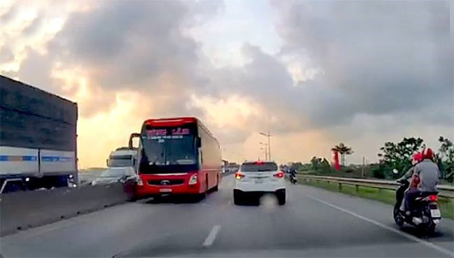 Chay nguoc chieu, tai xe xe khach Tung Lam bi tuoc bang lai 2 thang