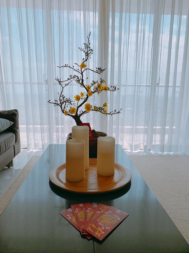 Mới đây, nhạc sĩ Dương Khắc Linh đã hé lộ không gian căn hộ của mình vào dịp Tết nguyên đán 2019. Nhạc sĩ cho biết Tết năm nay là dịp đặc biệt với mình: "Dọn nhà đón tết chưa cả nhà ơi.