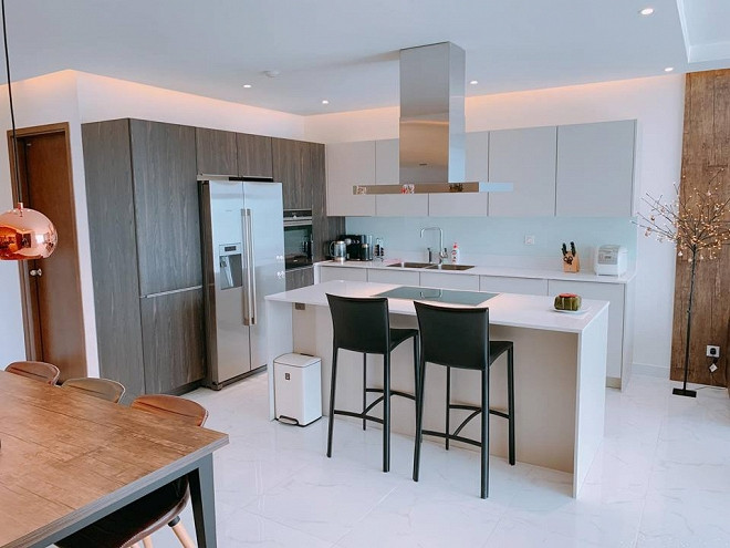 Lần đầu tiên ăn Tết ở nhà mới, lần đầu tiên mua cây mai trưng trong nhà và lần đầu tiên có người ăn Tết cùng".