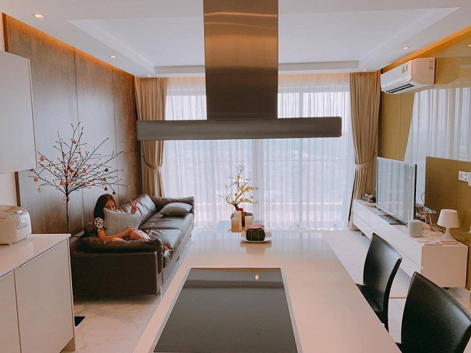 Trong căn hộ cũng trang trí một cây mai nhỏ, trên bàn cũng đặt bánh chưng để có không khí Tết.