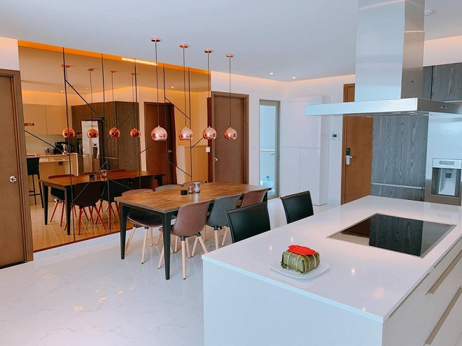 Không gian căn hộ của nhạc sĩ Dương Khắc Linh có tông màu trắng làm chủ đạo.