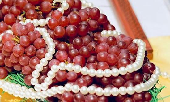 Nho chuoi ngoc Nhat Ban co gi khac nho ta ma tan 2 trieu dong/kg?