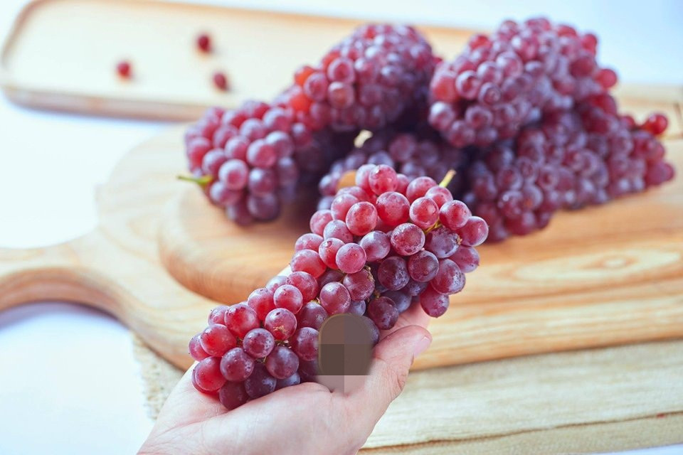 Về hình dáng, nho chuỗi ngọc tròn, nhỏ chừng đầu ngón tay, vỏ mỏng và có màu phớt tím.