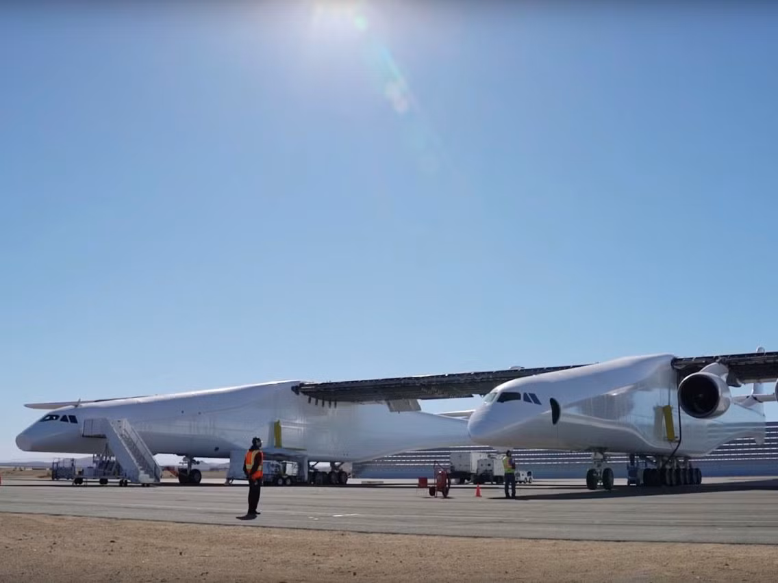 Trọng lượng khô 226,8 tấn nhưng máy bay Stratolaunch có thể cất cánh với khối lượng tối đa lên đến 590 tấn.
