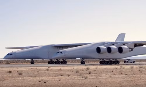 Sieu may bay lon nhat the gioi sap cat canh