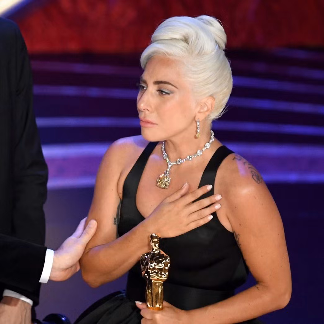 Lady Gaga bat khoc nuc no, nam chat tuong vang Oscar dau tien cua su nghiep