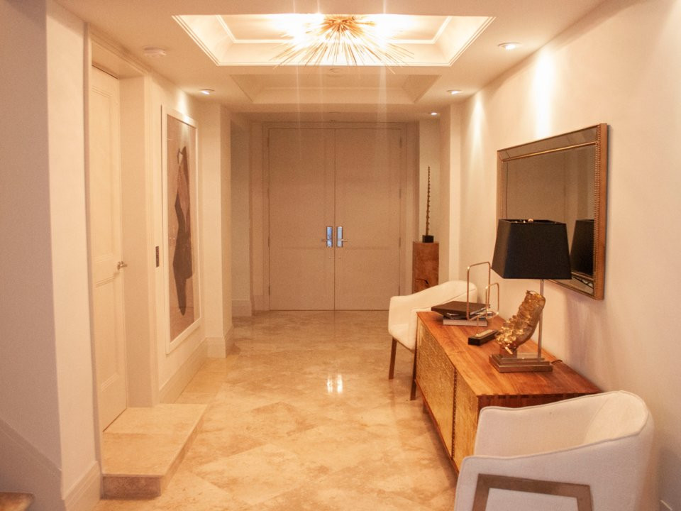 Căn hộ cao cấp này gồm 7 phòng ngủ, một sân thượng riêng, 10 chỗ đậu xe và một hồ bơi.