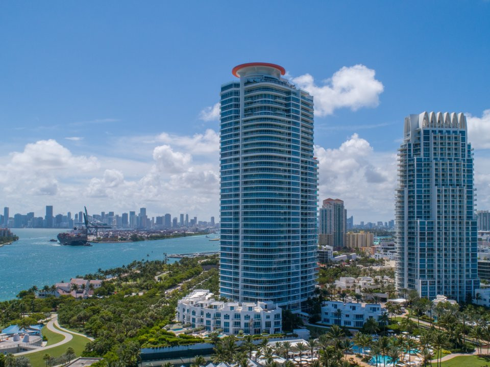 Rộng hơn 1.000m2, căn penhouse 3 tầng trên đỉnh tòa tháp 42 tầng Continuum ở phía Nam Miami-Dade (Mỹ) được bán với giá 48 triệu USD.