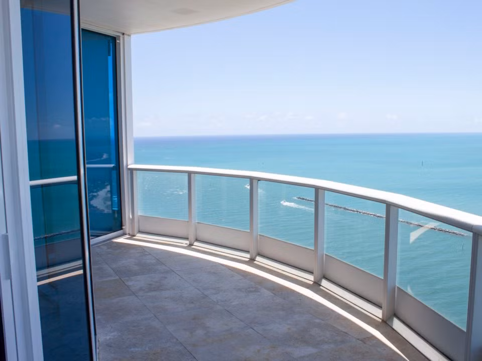 Tại đây cũng có thể ngắm màu xanh vô tận của Đại Tây Dương.