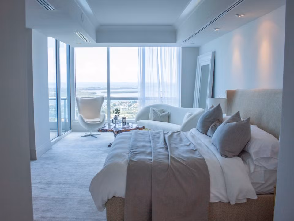 Phòng ngủ sang trọng với gam màu trắng chủ đạo.