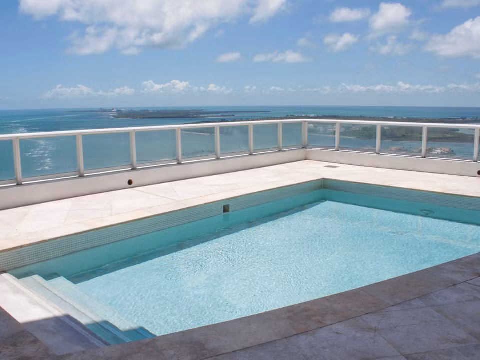 Ngoài ra, căn hộ còn có hồ bơi riêng, nằm trên sân thượng chính và nhìn ra Đại Tây Dương. Nguồn ảnh: Business Insider.