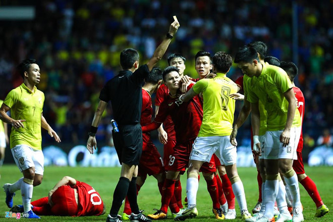 Cũng trong trận đấu này, Công Phượng bị hậu vệ Pansa Hemviboon của Thái Lan phạm lỗi bằng tình huống triệt hạ nguy hiểm. Ảnh: Minh Chiến.